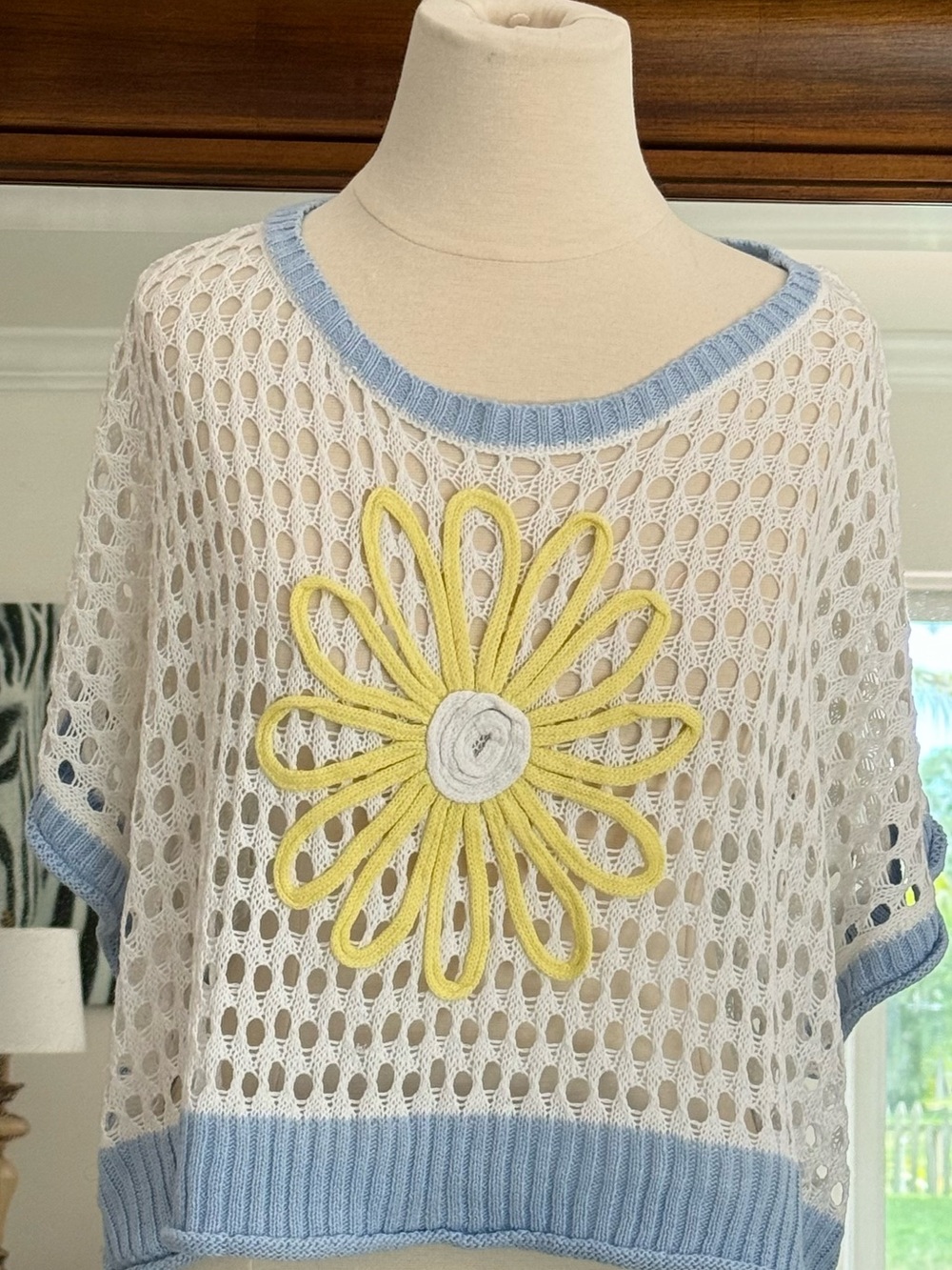 Cute White Crochet Crop Top w Blue trim and Yellow Daisy Size Small /Medium